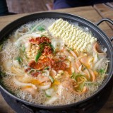 Cerita di Balik Mangkuk Mie Rebus dan Kenangan Hujan
