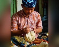 DARI DESA LAHIR INSPIRASI : Wasnadi dan WAS GALLERY "Menjaga Warisan Seni Pahat Topeng dari Slangit, Cirebon"