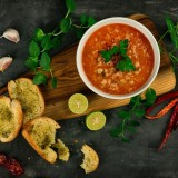 Menikmati Kelezatan Garlic Bread dan Sup Tomat Daging Giling