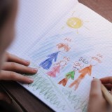 Jangan Abaikan Coretan Anak "Mereka Sedang Berbicara"
