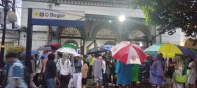 Peluang di Tengah Hujan "Para Ojek Payung Stasiun Bogor"
