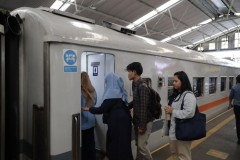 Kereta Api Lokal Area II Bandung: Teman Setia Mobilitas Rakyat dengan Harga Bersahabat, Naik 18% di 2025