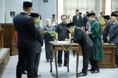 Khoiril Anwar Resmi Gantikan Almarhumah Tiktik Kartika di DPRD Kabupaten Bandung