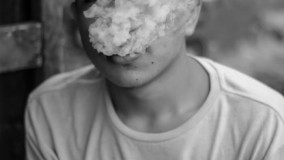 "Vape: Gaya Hidup Keren atau Jebakan Nikotin? 