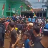 Memanas! Warga Gunungleutik Gelar Aksi Demo Tolak Pembangunan Kantor Koperasi Merah Putih di Lapangan Bola