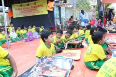 Hari Guru PAUD Mawar RW 07 Cawang Gelar Lomba Mewarnai Kantong Belanja untuk Siswa