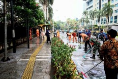 Petugas Gabungan Kelurahan Cikini Laksanakan Pembersihan Jalur Pejalan Kaki di Jalan Cut Mutia