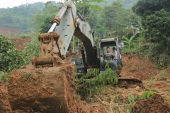 Dalam Kondisi Hujan, Kang DS Terjun Langsung Cari Tiga Orang Korban yang Hilang Akibat Longsor 