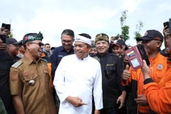 Kolaborasi Kang DS dan KDM Tanam Teh serta Pohon Kekayuan untuk Konservasi Lahan