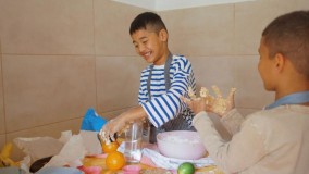 From Nana's Heart to Their Homes "Kue Natal Tanpa Batas Agama dan Negara"