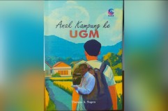 Anak Kampung ke UGM Kisah Thomas Akaraya Sogen sebagai Guru Penulis yang Menginspirasi NTT