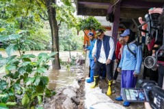 Kali Krukut Belum Diturap Tanggul Jebol Bikin Genangan