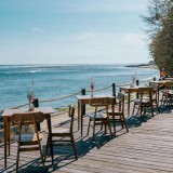 Menikmati Senja dan Kolam Infinity di Timbis Beach Club