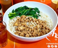 Destinasi Makan Siang Pengisi Tenaga di Sisi Jalur Rel