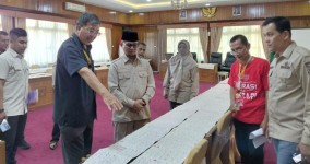 Kaligrafi 100 Meter Karya Yusuf Liu Baojun Menarik Perhatian di IMLF-4