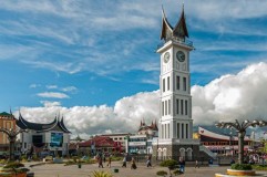 Menara Satu Abad Rekam Jejak Sejarah dan Transformasi Arsitektur Jam Gadang Bukittinggi