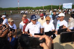 Menteri Lingkungan Hidup Pimpin Gerakan Brebes ASRI dan Penanaman Mangrove di Pantai Randusanga