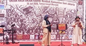 Hanna Sania dan Nurhayati RBC Sampaikan Puisi pada Aksi "Unjuk Rasa, Unjuk Karya" di TIM