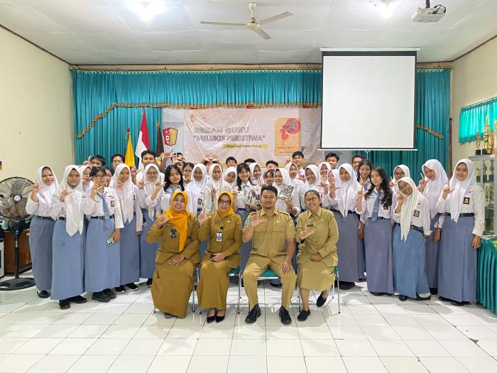 Bedah Buku Melukis Peristiwa dan Pengukuhan Duta Literasi 2025 di SMAN 2 Madiun