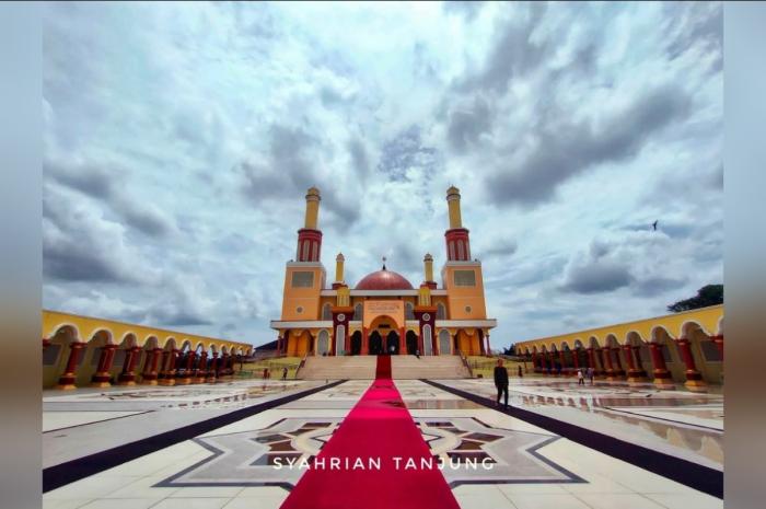 Syahrian Tanjung Abadikan Keindahan Masjid Nurul Hidayah, Mutiara Arsitektur Islam di Kalimantan Selatan   