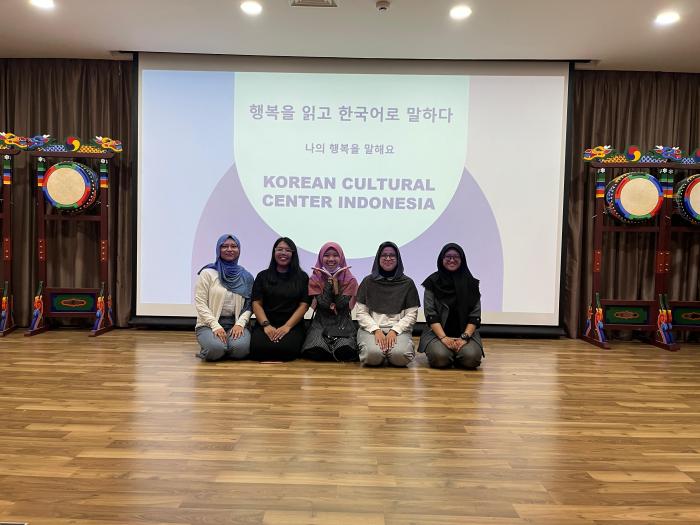 Selembar Halaman, Seutas Kebahagiaan 행복을 읽고 한국어로 말하다 Menjelajahi Definisi Kebahagiaan di Indonesia dan Korea