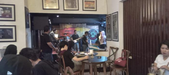 Tempat Ngupi "Kuliner Inovatif di Tengah Suasana Artistik"