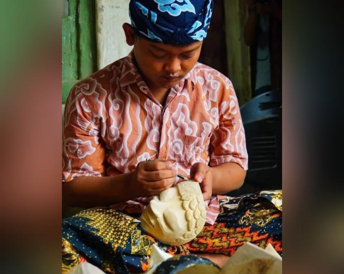 DARI DESA LAHIR INSPIRASI : Wasnadi dan WAS GALLERY "Menjaga Warisan Seni Pahat Topeng dari Slangit, Cirebon"
