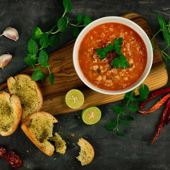Menikmati Kelezatan Garlic Bread dan Sup Tomat Daging Giling