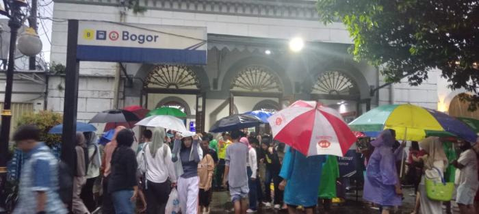 Peluang di Tengah Hujan "Para Ojek Payung Stasiun Bogor"
