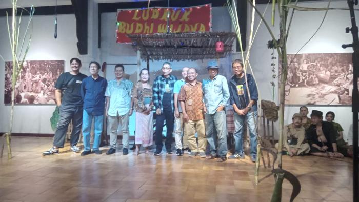 Pameran Tunggal "Moelyono & Seni Rupa Ludrukan Desa" 