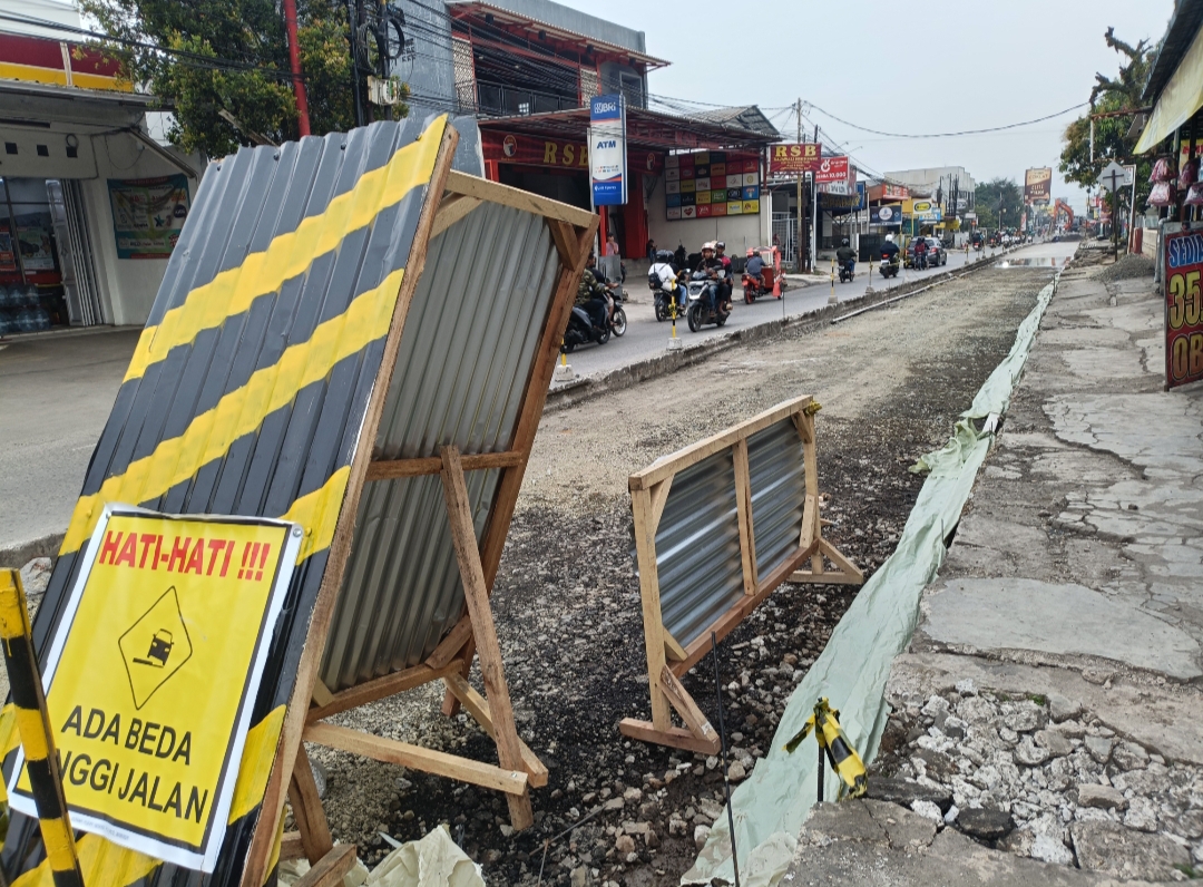 Salah satu pengerjaan proyek jalan di Jabar