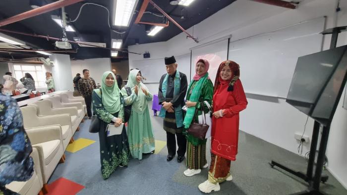 Sastrawan Negara Rahman Shaari Luncurkan Buku dan Baca Puisi Sakti di Kolej Universiti Inovatif, Malaysia