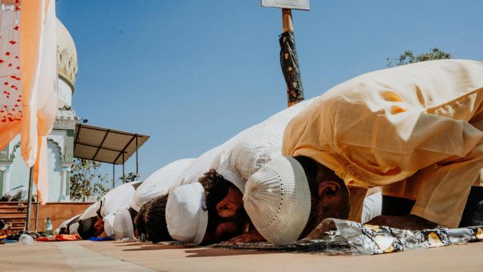 Khotbah Jumat: At-Takatsur, Menjadi Muslim yang Lebih Baik di Era Modern