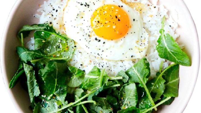 Menu Sabtu Ideal Nasi, Telur Ceplok, dan Bayam yang Kaya Nutrisi