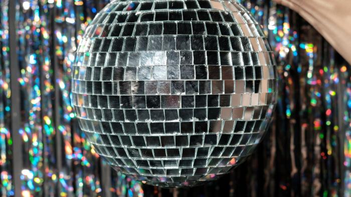 Hedonisme Antara Kesenangan dan Kehilangan Makna