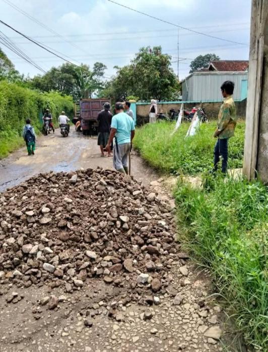 Warga Talun Cimanggung Perbaiki Jalan Rusak Secara Swadaya, Beri Pesan Menohok untuk Pemerintah