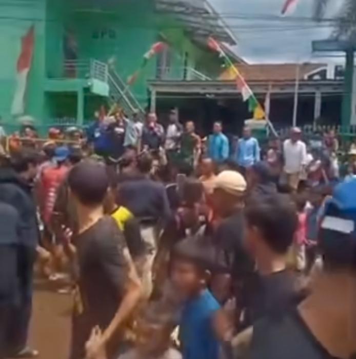 Memanas! Warga Gunungleutik Gelar Aksi Demo Tolak Pembangunan Kantor Koperasi Merah Putih di Lapangan Bola