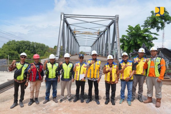 Menteri PU Tinjau Progres Jembatan Manyar Ingatkan Soal Jalur Logistik