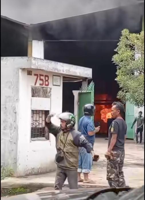 Pabrik Daur Ulang Oli di Ciparay Bandung, Ludes Terbakar Sijago Merah