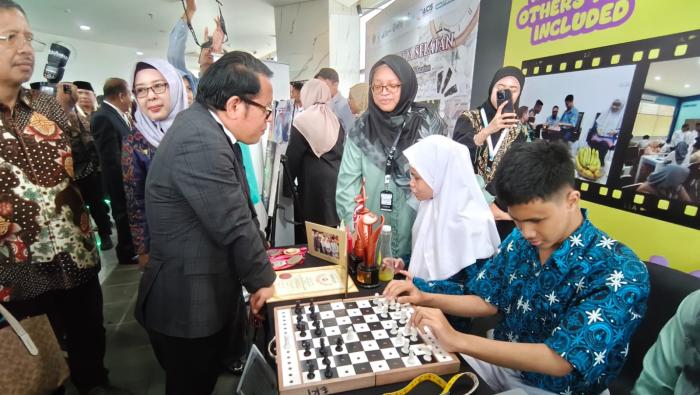 Kanvas dan Gundu Cara Kreatif MAN 11 Jakarta Mengajarkan Al-Qur'an kepada Siswa Berkebutuhan Khusus