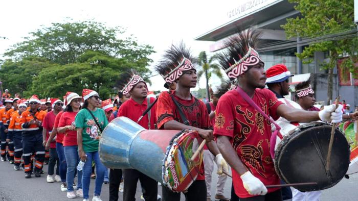 Semarak Natal Dimulai Karnaval Santa Claus Hiasi Kota Sorong Papua