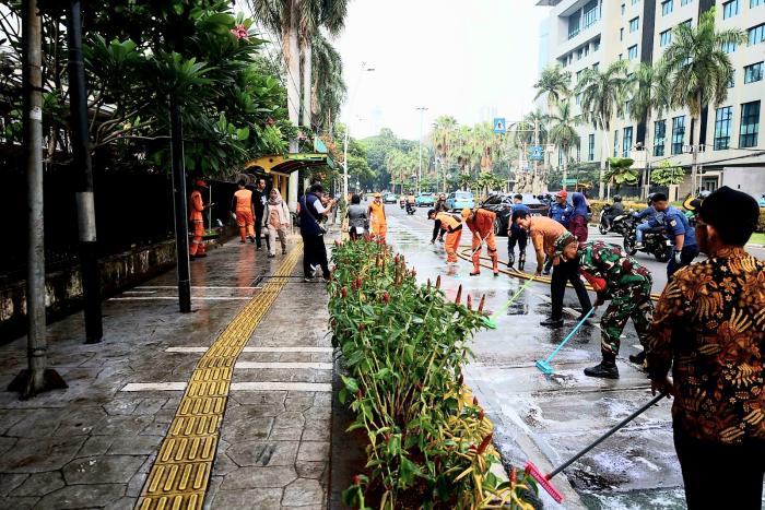 Petugas Gabungan Kelurahan Cikini Laksanakan Pembersihan Jalur Pejalan Kaki di Jalan Cut Mutia