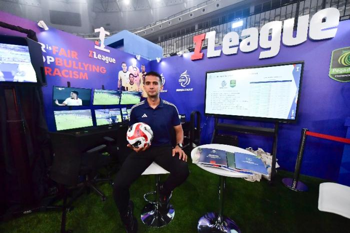 Wasit FIFA Thoriq Alkatiri Edukasi Masyarakat Tentang VAR di Indonesia Sports Summit 2025
