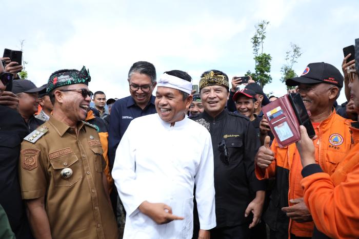 Kolaborasi Kang DS dan KDM Tanam Teh serta Pohon Kekayuan untuk Konservasi Lahan