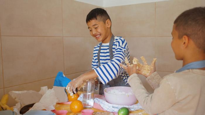 From Nana's Heart to Their Homes "Kue Natal Tanpa Batas Agama dan Negara"