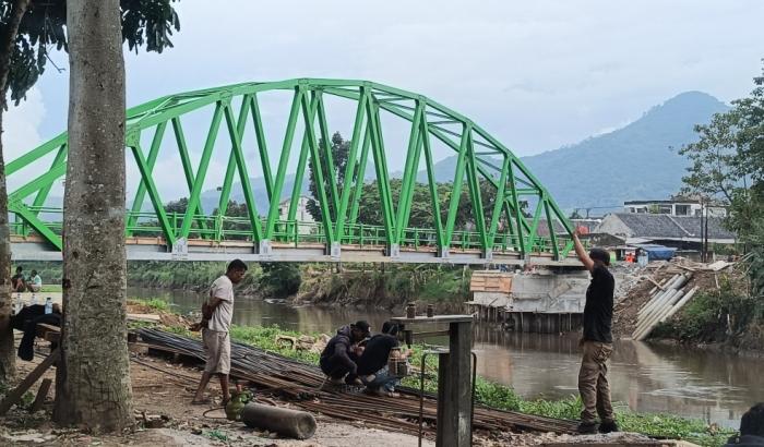 Deadline Proyek Jembatan Cijeruk Tiba, Pihak Ketiga Susah Dikonfirmasi Media, Warga Sebut Pembangunannya Alot