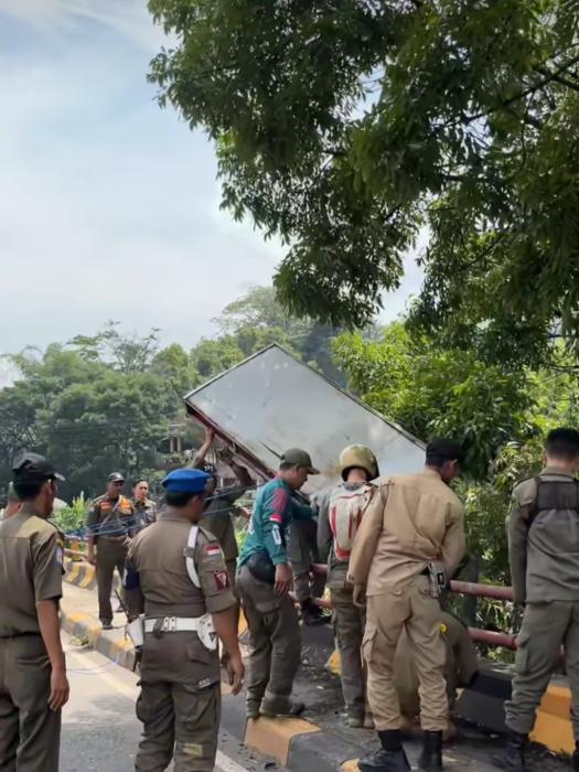 Reklame Tak Berizin Kembali Disikat, Satpol PP Kabupaten Bandung dan Tim Gabungan Tindak Tegas