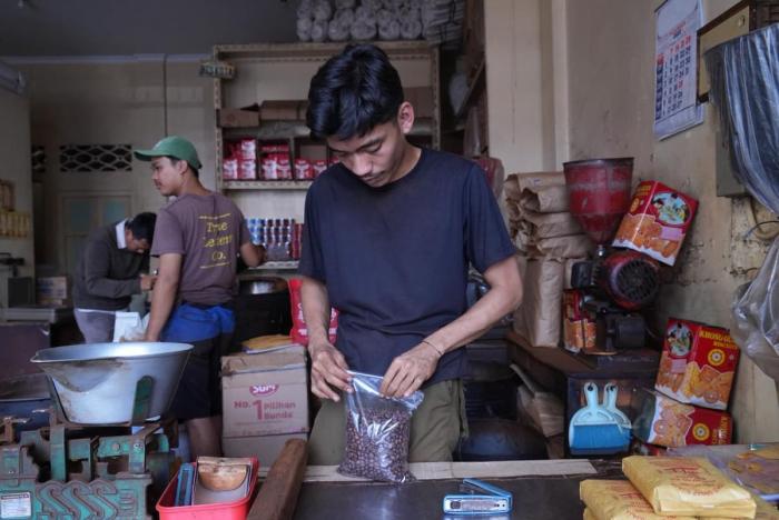 3 Generasi Menjaga Warisan Kopi Bis Kota di Toko Jaya Saksi Sejarah Jakarta