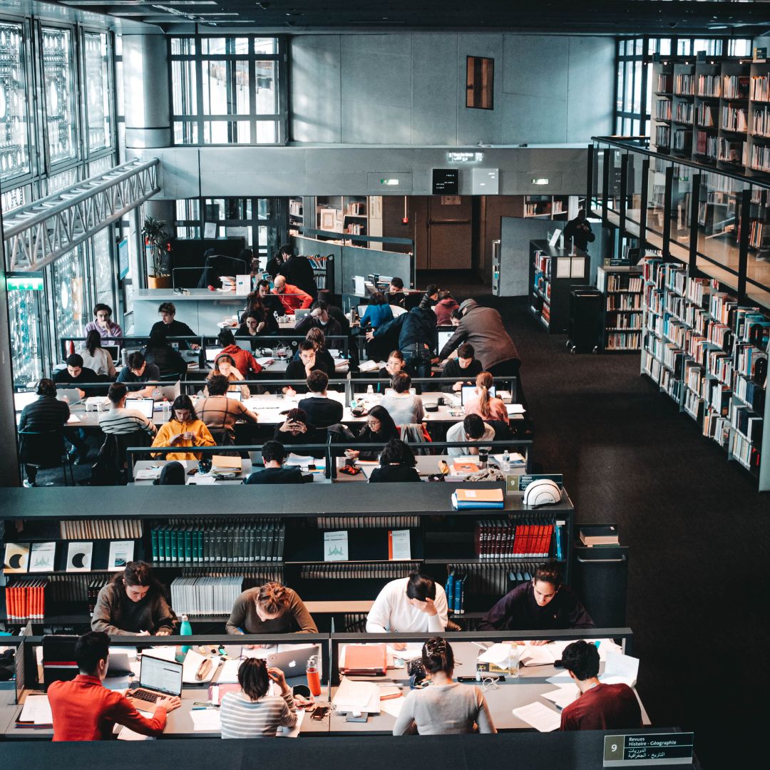 Pengalaman Belajar ke Luar Negeri Mengintegrasikan Pemikiran Barat dan Timur dalam Konteks Budaya Indonesia