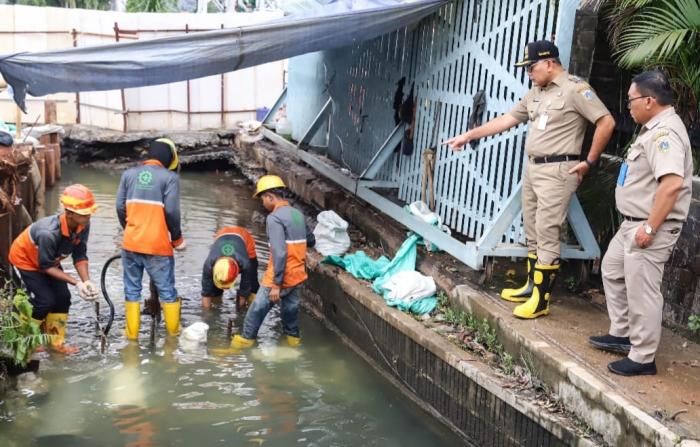 Pemkot Jakarta Pusat Gerak Cepat Bersihkan Saluran Air dan Periksa Pohon Rawan Tumbang